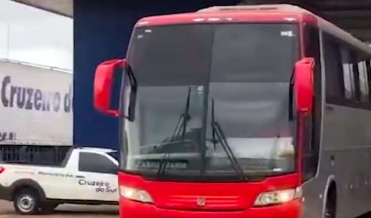 “Esquerdinha” aposenta Uno e ganha ônibus com ajuda de “vaquinha” –