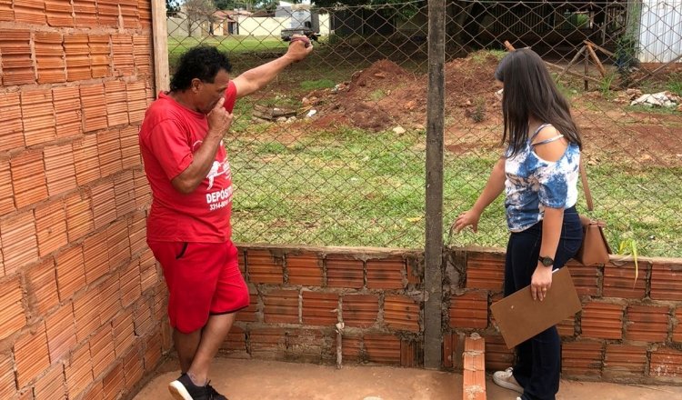 Arquiteta visita obras da sede da associação esquerdinha